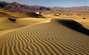 砂丘に生じる砂紋（パターン）。